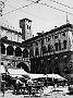 i fili del tram. Piazza della frutta anni 50 (Piero Melloni)